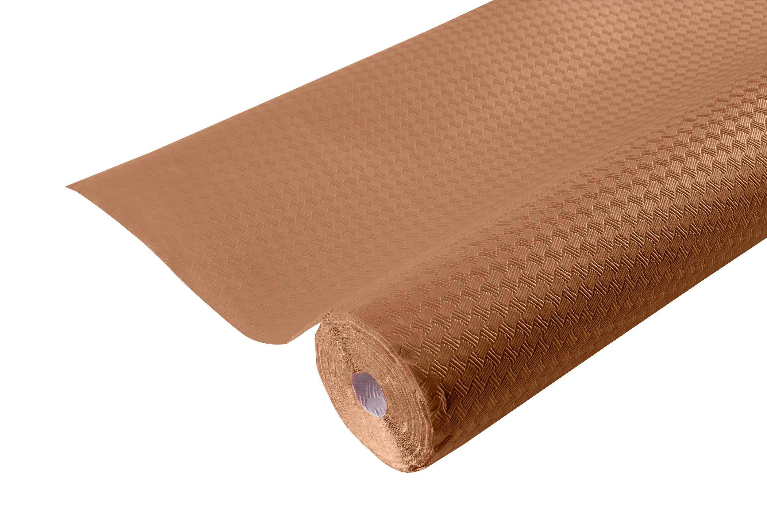 Eine teilweise abgerollte Rolle aus strukturiertem, braunem Kraftpapier, das ein gemustertes Design zeigt.