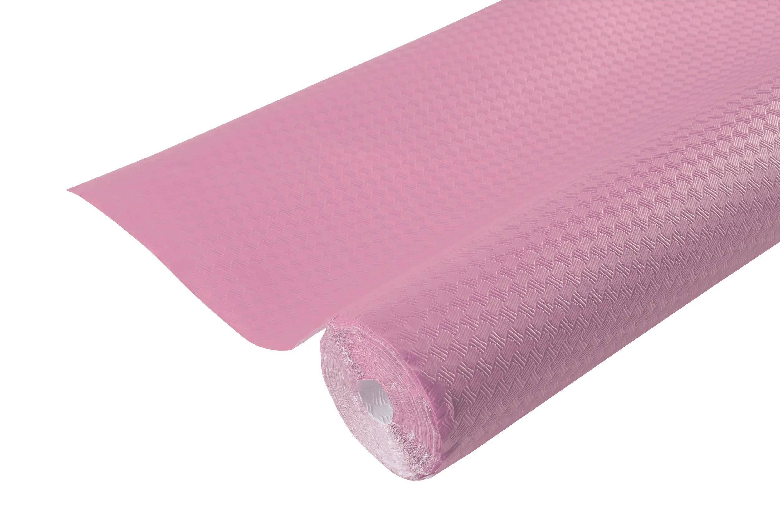 Eine Rolle rosa strukturierter Tapete, teilweise abgerollt, zeigt ein geometrisches Muster.