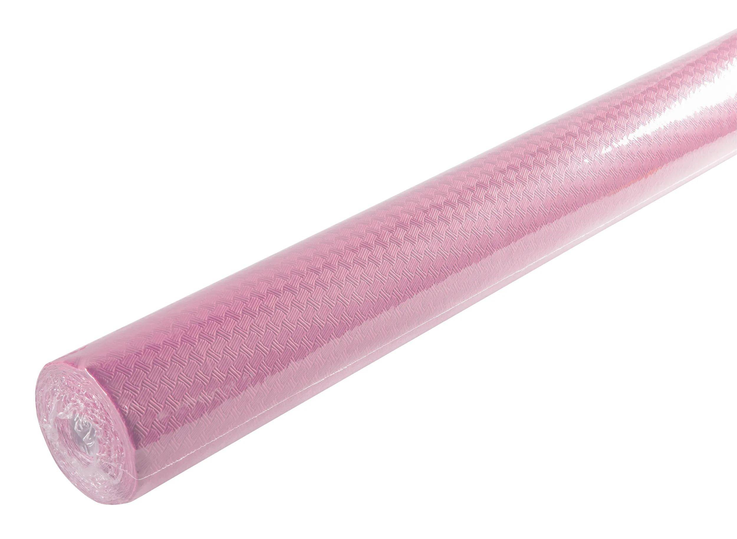 Eine aufgerollte rosa Yogamatte mit einem strukturierten Muster, diagonal auf einem weißen Hintergrund positioniert.