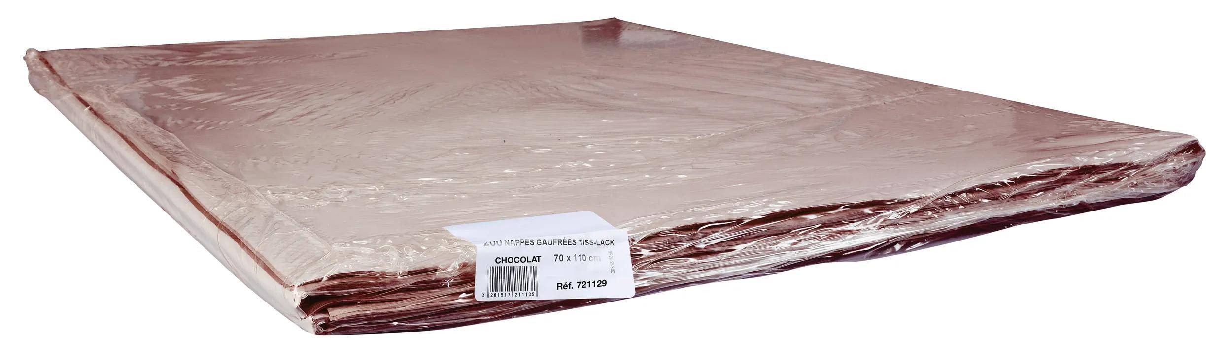 Ein Stapel brauner Servietten in Kunststoffverpackung, beschriftet mit „200 nappes gaufrées Tiss-Lack, Chocolat, 70 x 110 cm, Réf. 721129
