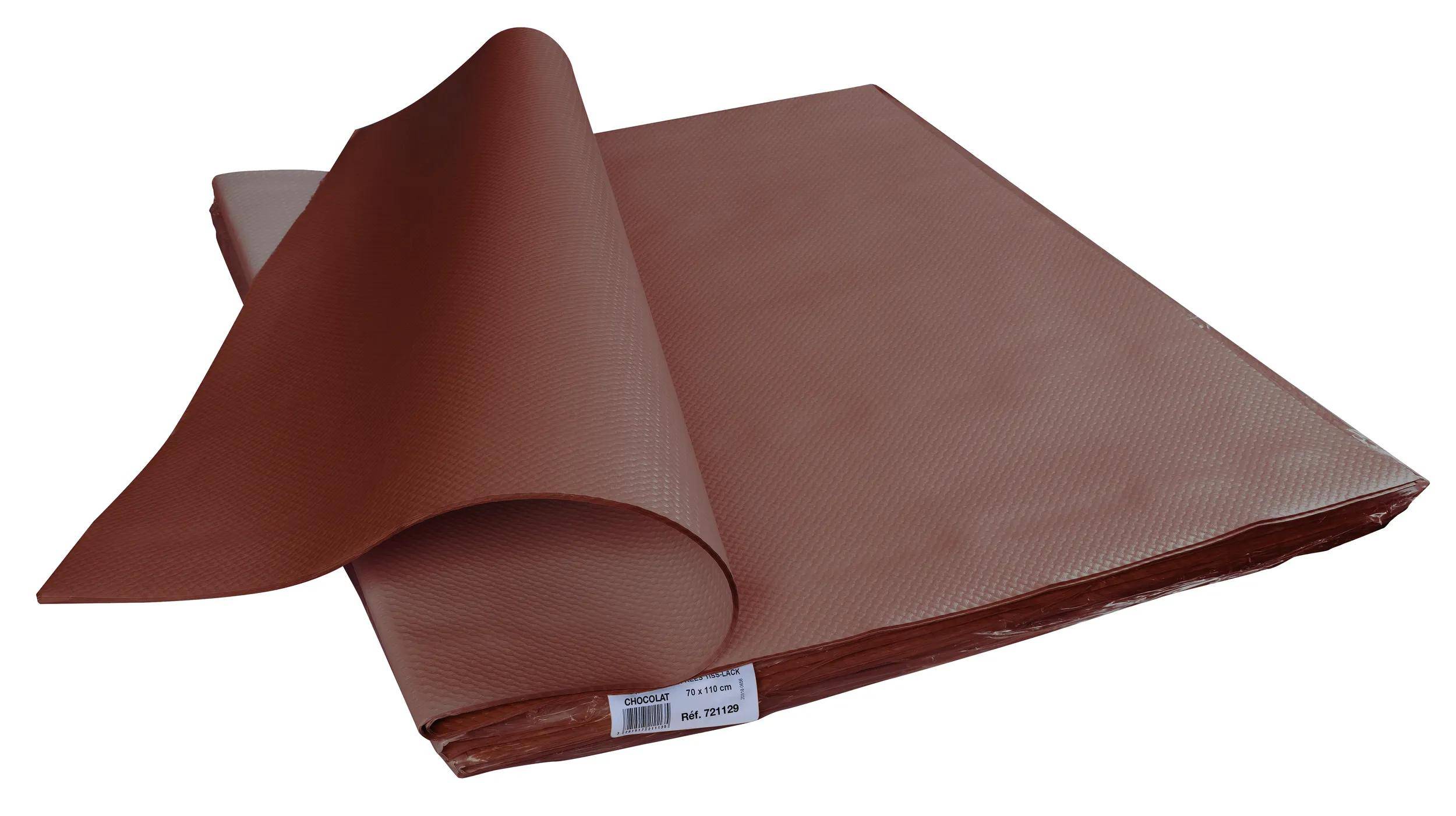 Eine braune strukturierte Oberflächenbahn, teilweise aufgerollt, mit einem weißen Etikett mit der Aufschrift „Chocolat, Ref. 124129