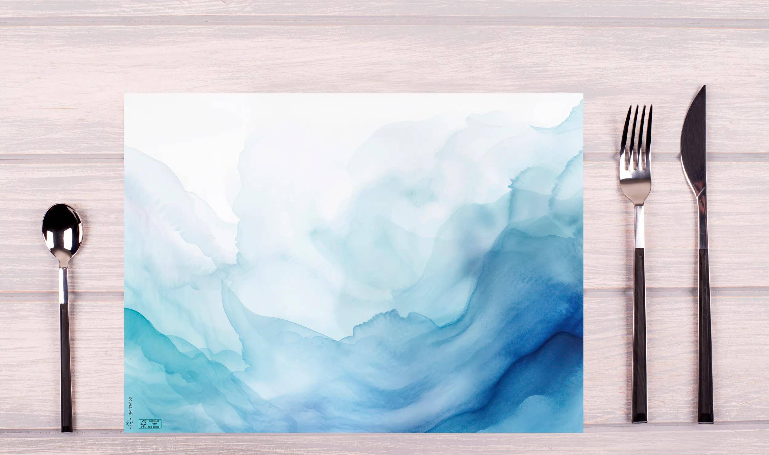 Abstrakte Kunstwerk mit sanften blauweißen Aquarellwellen, die ineinander übergehen und einen beruhigenden, ozeanischen Effekt erzeugen.