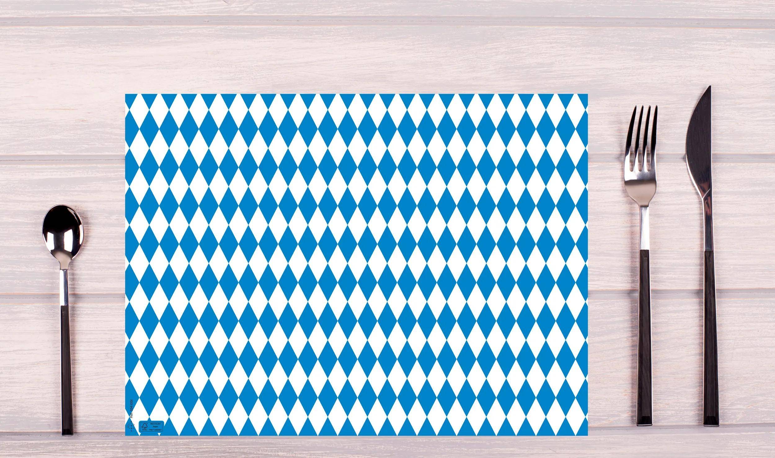 Blau-weiße Rautenmuster-Abdeckung auf einer Holzoberfläche, die einem bayrischen Flaggendesign ähnelt.