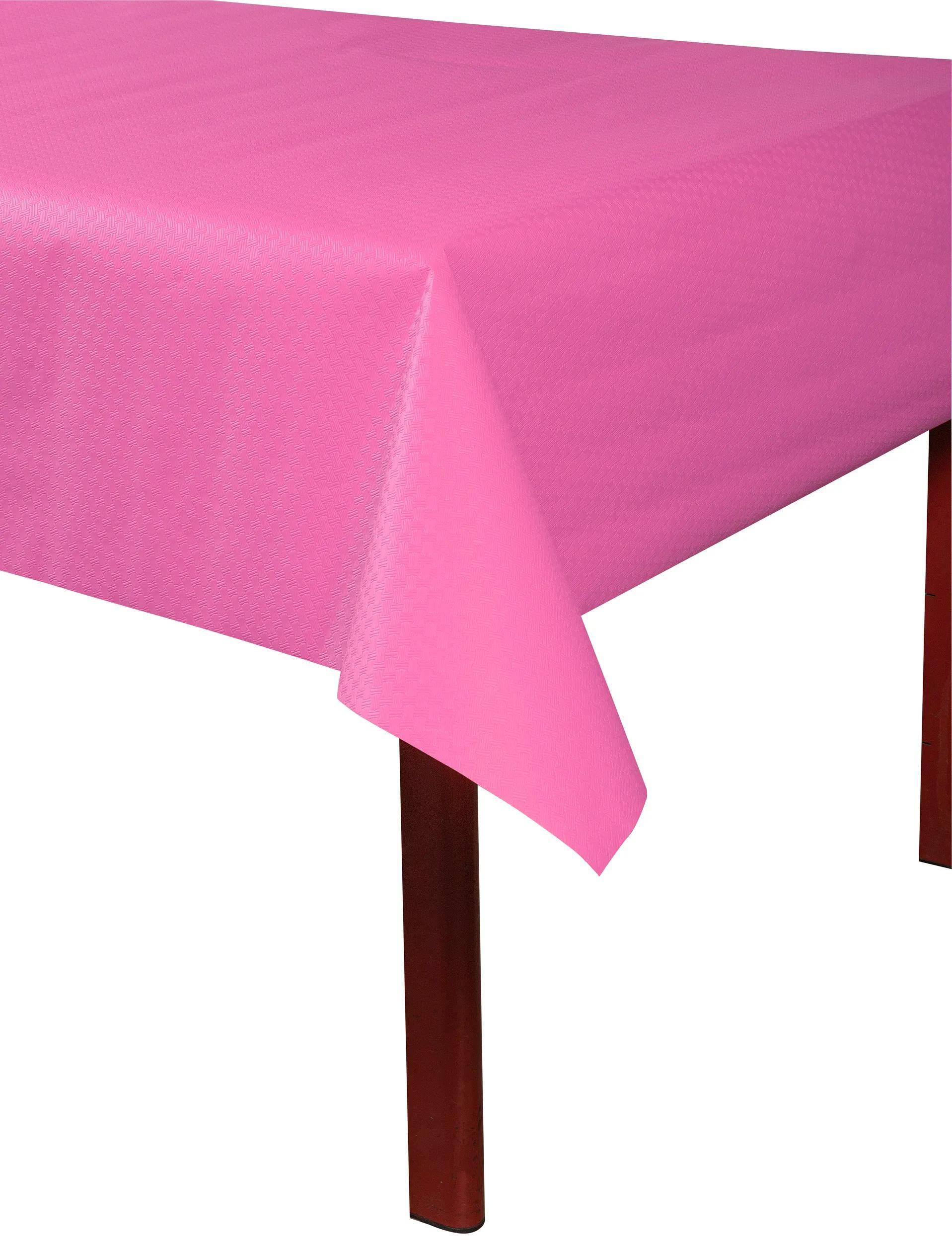 Ein Tisch mit einem leuchtend rosa Tuch bedeckt, wobei eine Ecke über die Kante gefaltet ist.