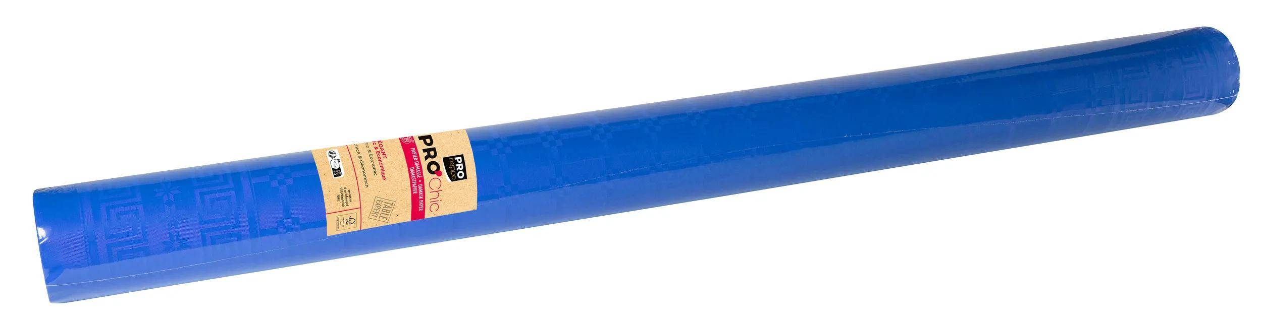 Eine Rolle blaues Geschenkpapier mit einem karierten Muster ist teilweise abgerollt und zeigt ihre Textur und ihren Glanz vor einem weißen Hintergrund.