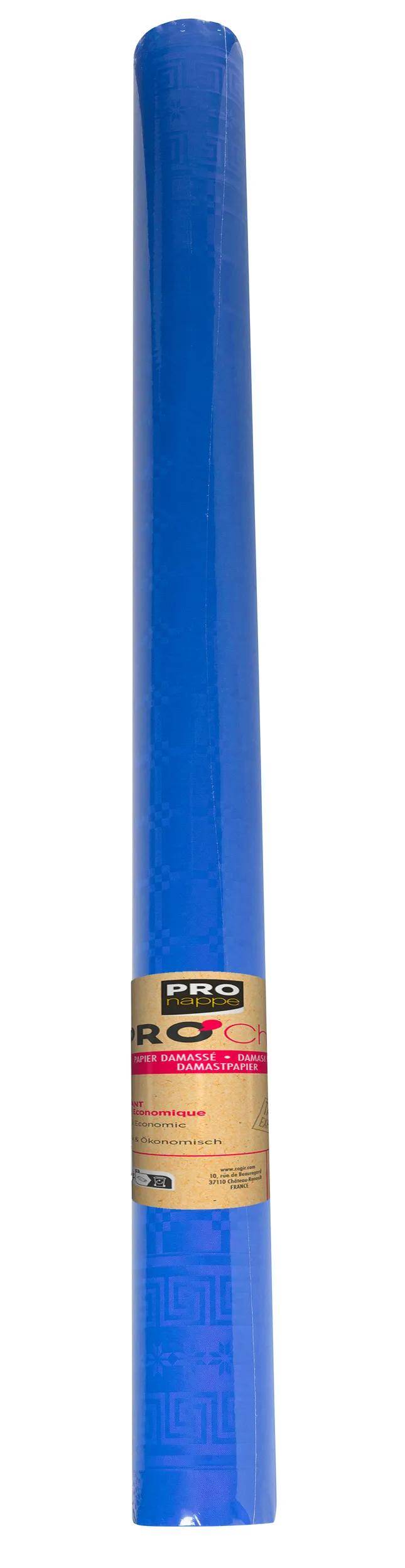 Eine Nahaufnahme einer Rolle blauen Geschenkpapiers mit einem subtilen Karomuster, zylindrisch geformt, aufrecht vor einem weißen Hintergrund stehend.