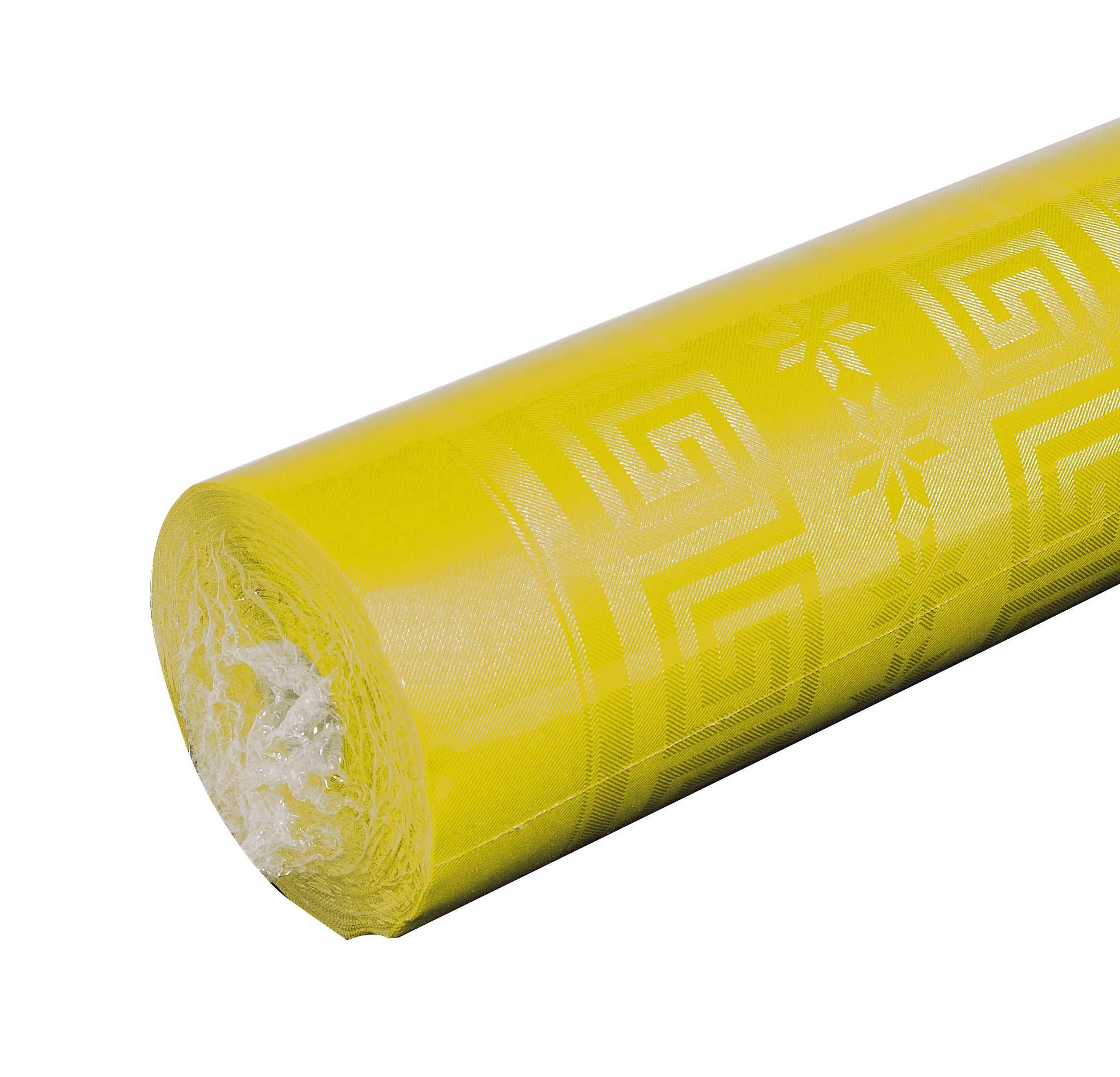 Eine Rolle gelbe Kunststofftischdecke mit Mäandermuster und Blütenmotiven.