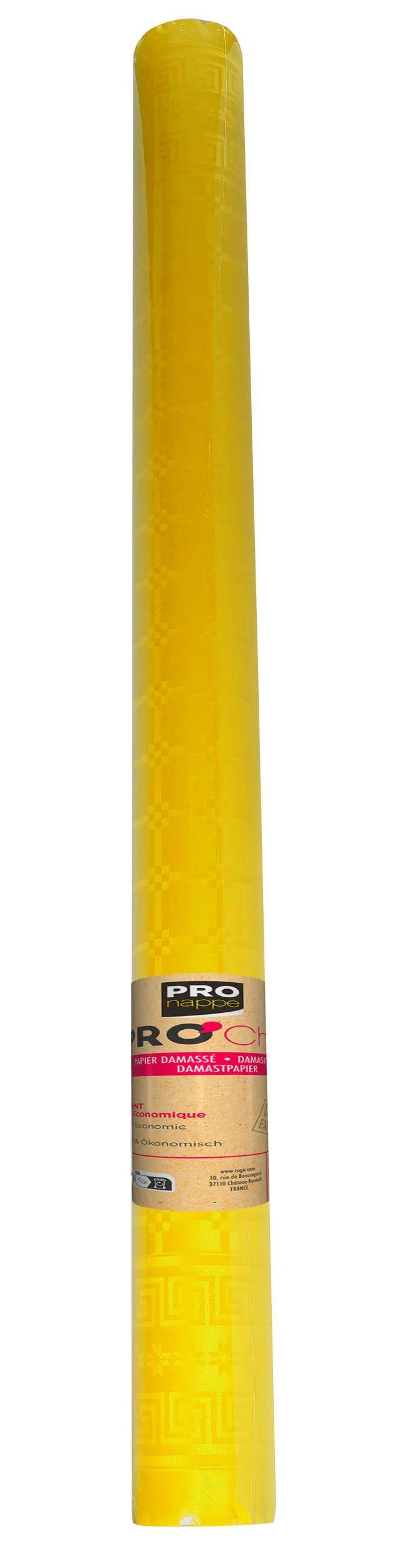 Eine Rolle leuchtend gelben Tapeten mit einem subtilen Karomuster, aufrecht gegen einen weißen Hintergrund gestellt.