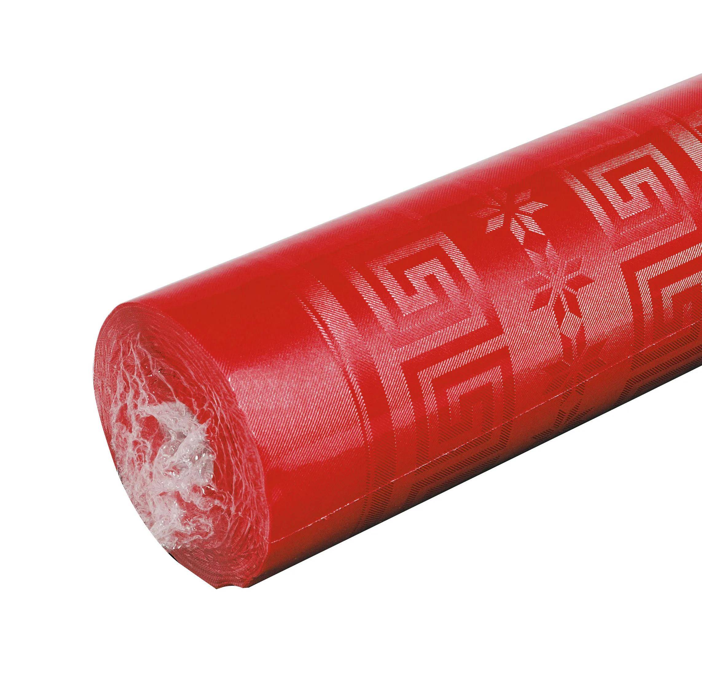 Eine rote Rolle Geschenkpapier mit geometrischen und sternförmigen Mustern, teilweise abgerollt, vor weißem Hintergrund.