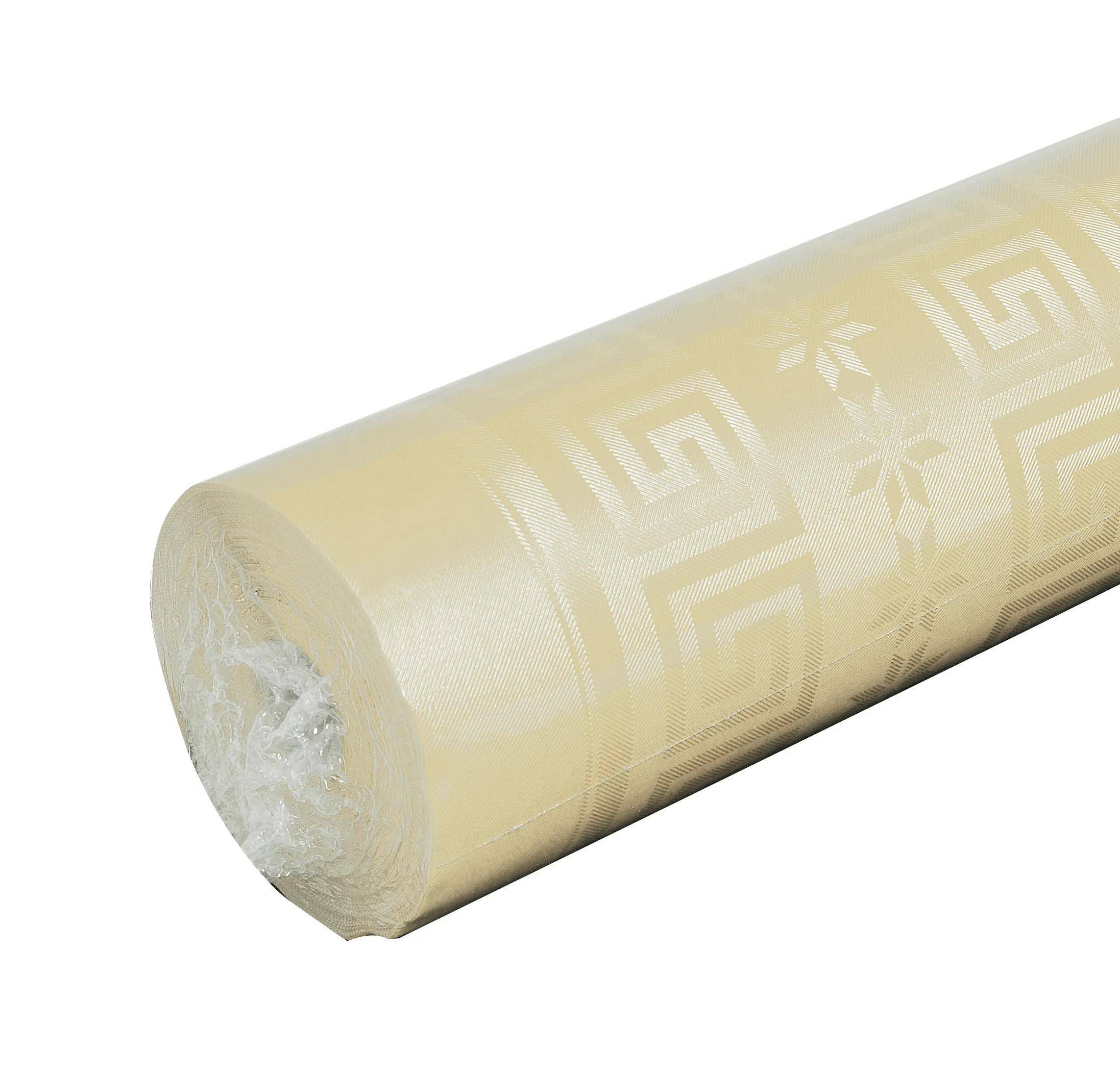 Eine aufgerollte beige Tapete mit geometrischen und floralen Mustern, in Kunststoff eingewickelt, fertig zur Verwendung bei der Innenraumdekoration.