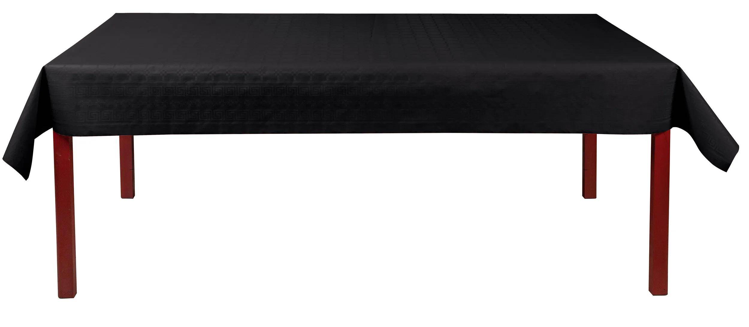 Eine schwarze Tischdecke mit einem dezenten geometrischen Muster bedeckt einen rechteckigen Tisch und deutet auf eine formale oder elegante Umgebung hin.