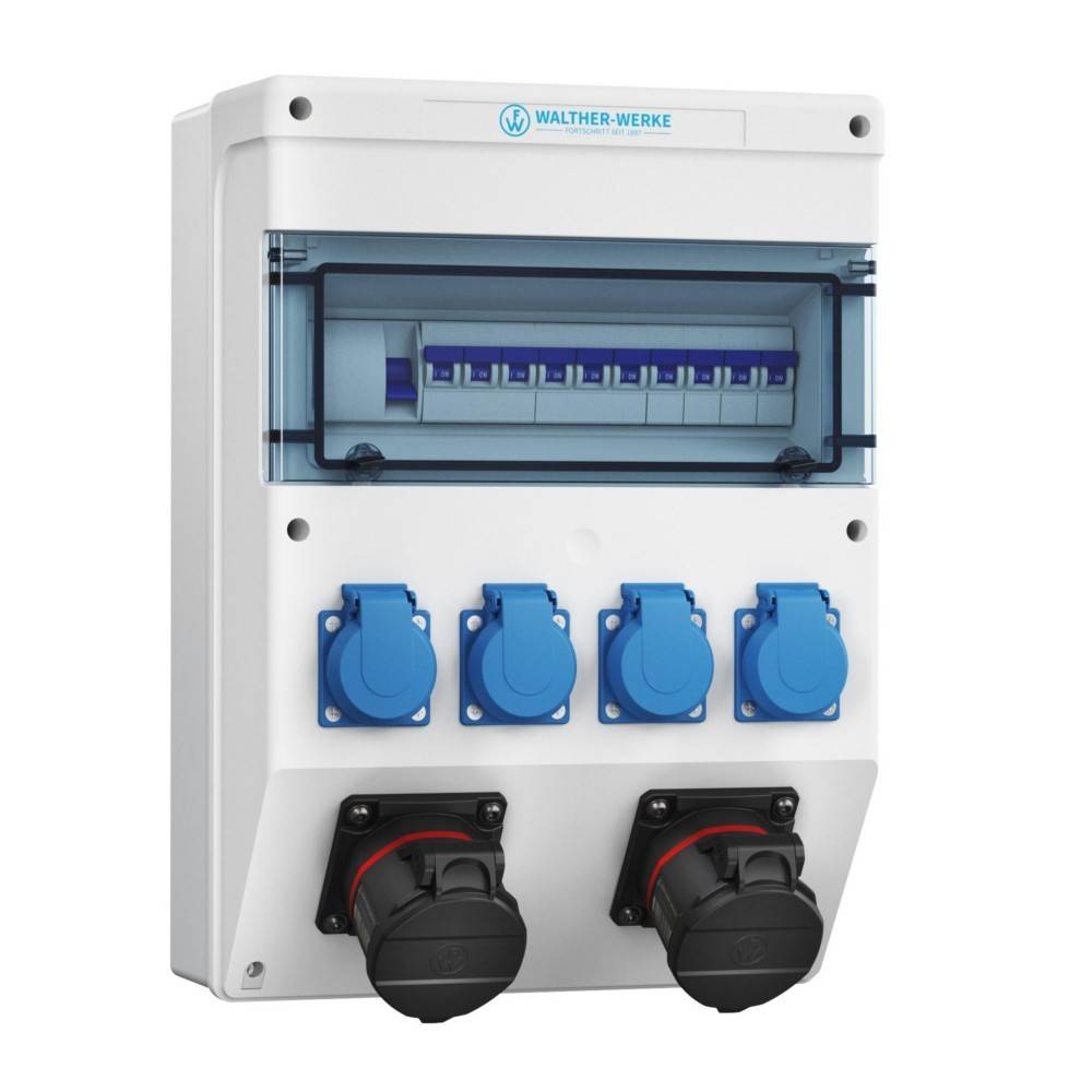 Elektrische Verteilerbox mit fünf blauen Steckdosen und drei schwarzen Steckern auf einer weißen Tafel, beschriftet mit 'WALTHER-WERKE'.