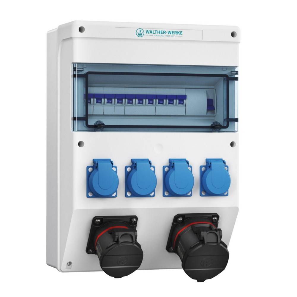 Elektrische Verteilerbox mit transparenter Abdeckung, sechs blauen Steckdosen und zwei schwarzen Anschlüssen. Markenetikett 