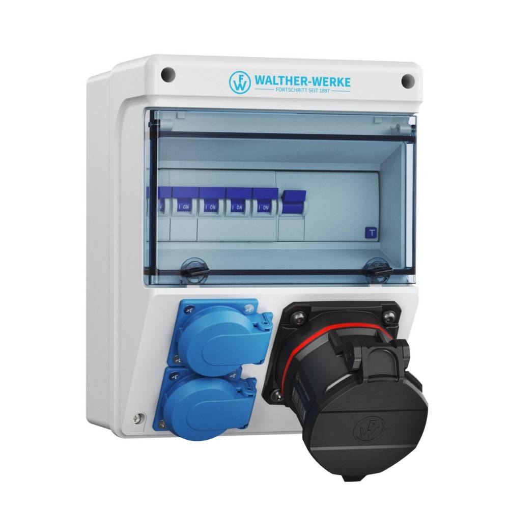 Elektrische Verteilerdose mit drei blauen Steckdosen und einer schwarzen roten Steckdose. Walther-Werke-Logo oben drauf.