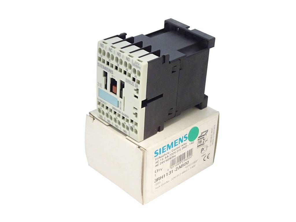 Siemens-Elektrorelais- oder Schütz-Modul mit schwarz-weißer Klemmleiste, auf seiner Produktverpackung stehend dargestellt.