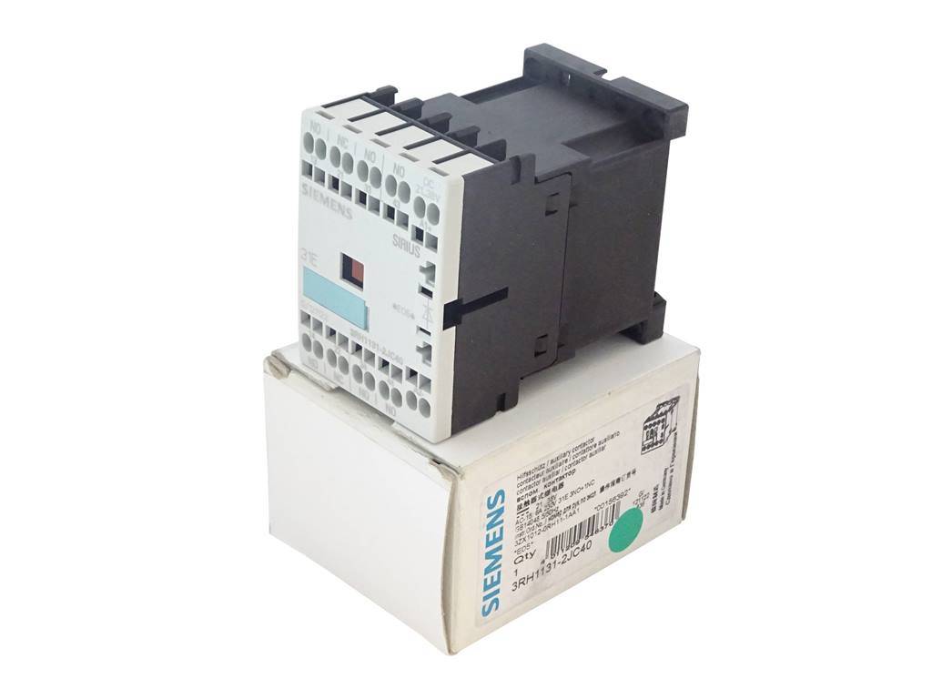 Elektrisches Schütz- oder Relaismodul von Siemens auf seiner Produktverpackung, vor weißem Hintergrund dargestellt.