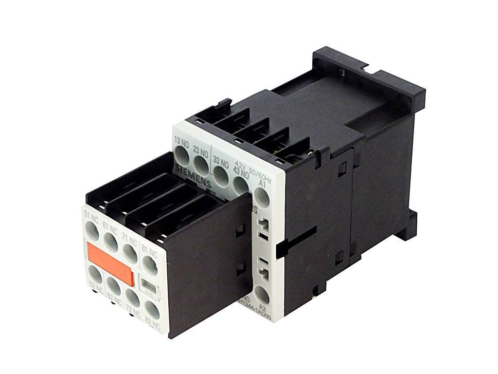 Schwarzes Siemens-Elektrorelais- bzw. Schütz-Modul mit Frontklemmen und orangefarbenem Etikett, in einer produktartigen Ansicht auf weißem Hintergrund
