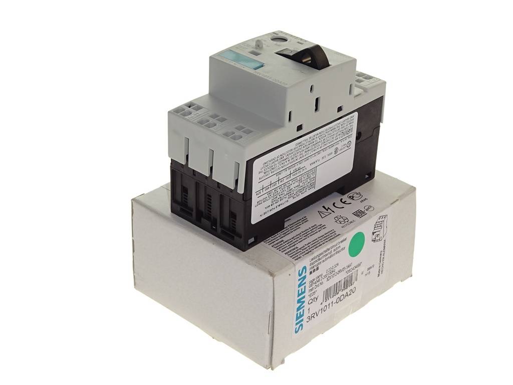 Ein elektrisches Schutzschalter-/Schaltermodul von Siemens, auf seiner Produktverpackung stehend, vor weißem Hintergrund dargestellt.