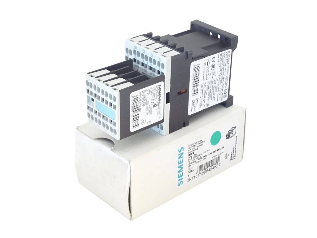 Zwei Siemens-Schütze, übereinander gestapelt auf einer weißen Produktverpackung vor einem schlichten Hintergrund.