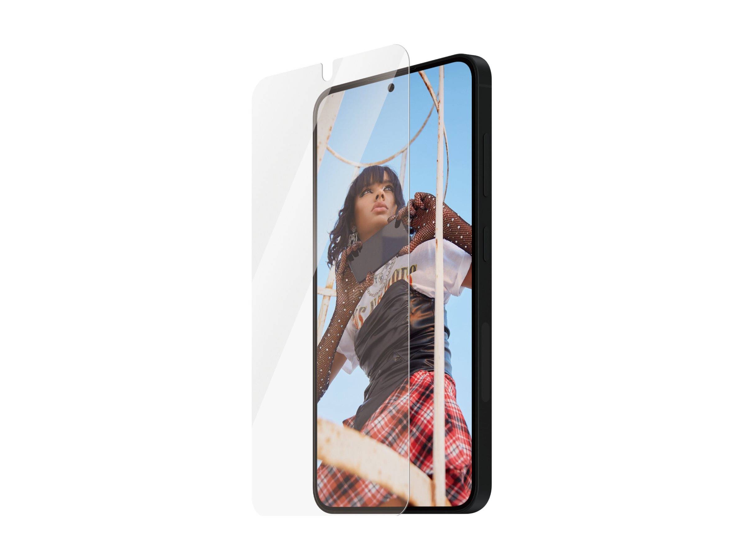 Ein Smartphone mit teilweise aufgeklebter Displayschutzfolie zeigt ein Bild einer Person, die in bunter Kleidung vor einem hellen Hintergrund posiert.