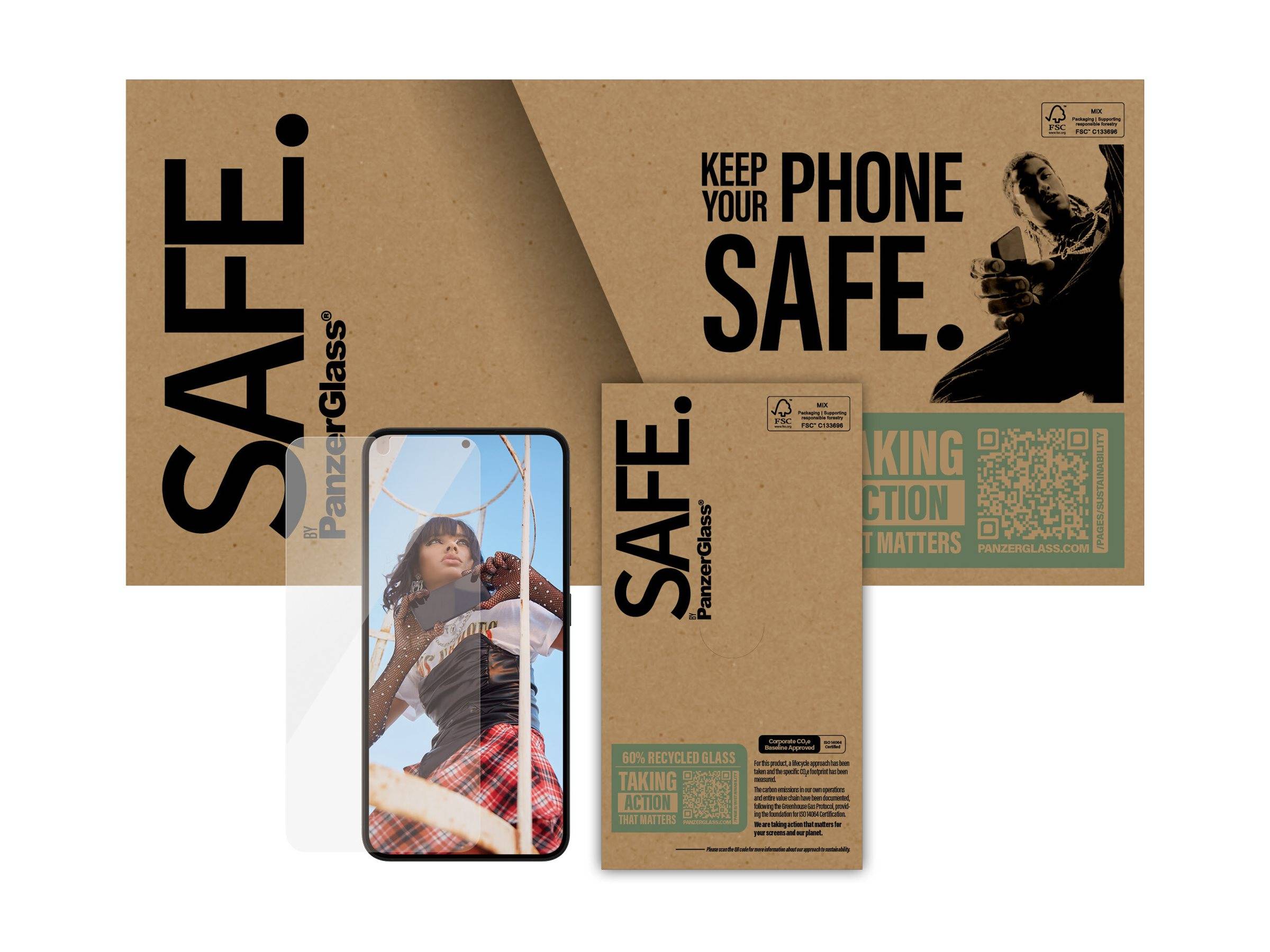 Handy mit Displayschutz, Verpackung zeigt 'SICHER. PanzerGlass. Schütze dein Handy.' Bild einer kletternden Figur, umweltfreundliche Botschaft.