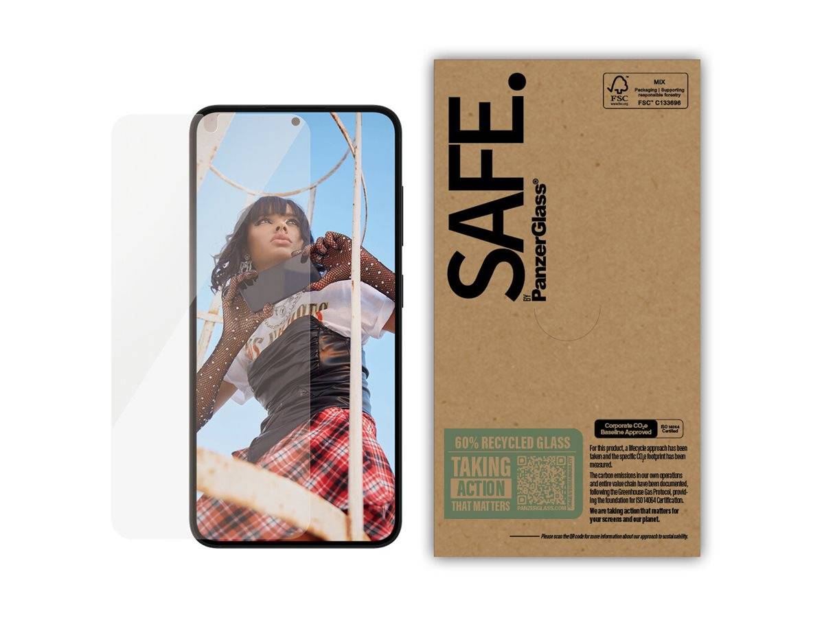 Eine Smartphone-Displayschutzfolie neben ihrer Verpackung. Der Bildschirm zeigt eine Person, die einen Karorock und ein Polka-Dot-Oberteil trägt und nach oben blickt.