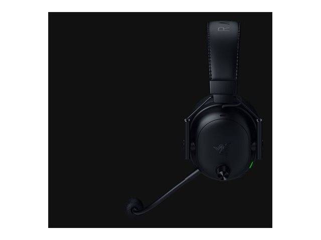 Schwarzes Over-Ear-Gaming-Headset mit Boom-Mikrofon vor dunklem Hintergrund, in einer produktstylisierten Nahaufnahme gezeigt.