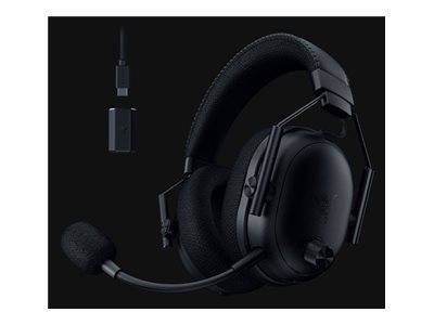 Schwarzes Over-Ear-Gaming-Headset mit angebrachtem Boom-Mikrofon und USB-Adapter auf dunklem Hintergrund