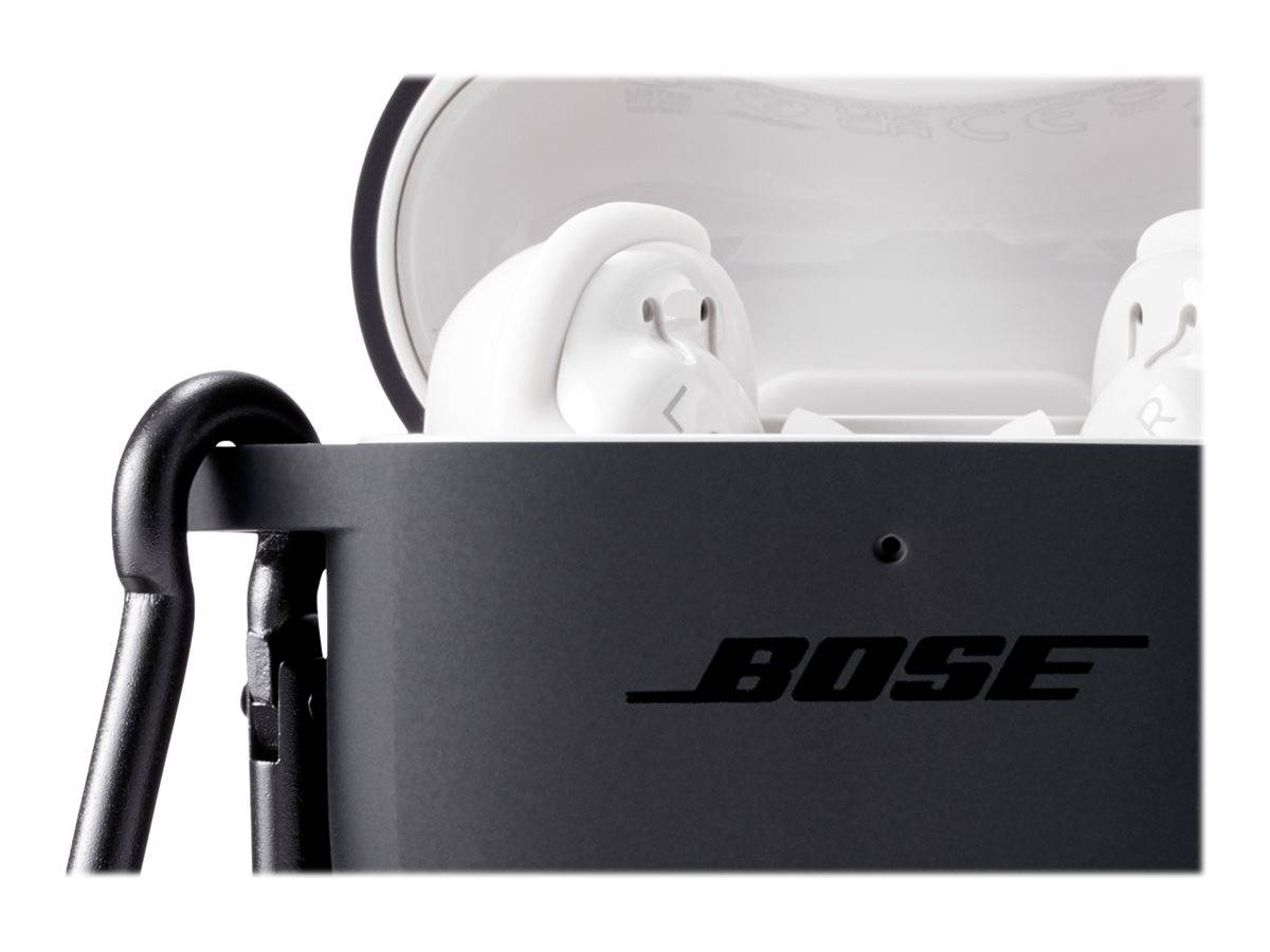 Weiße Ohrhörer in einem offenen schwarzen Ladeetui, mit dem 'Bose'-Logo an der Seite des Etuis.