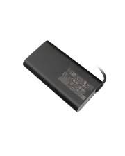 Schwarze rechteckige Powerbank mit einem kurzen angeschlossenen Kabel auf einfachem weißem Hintergrund.