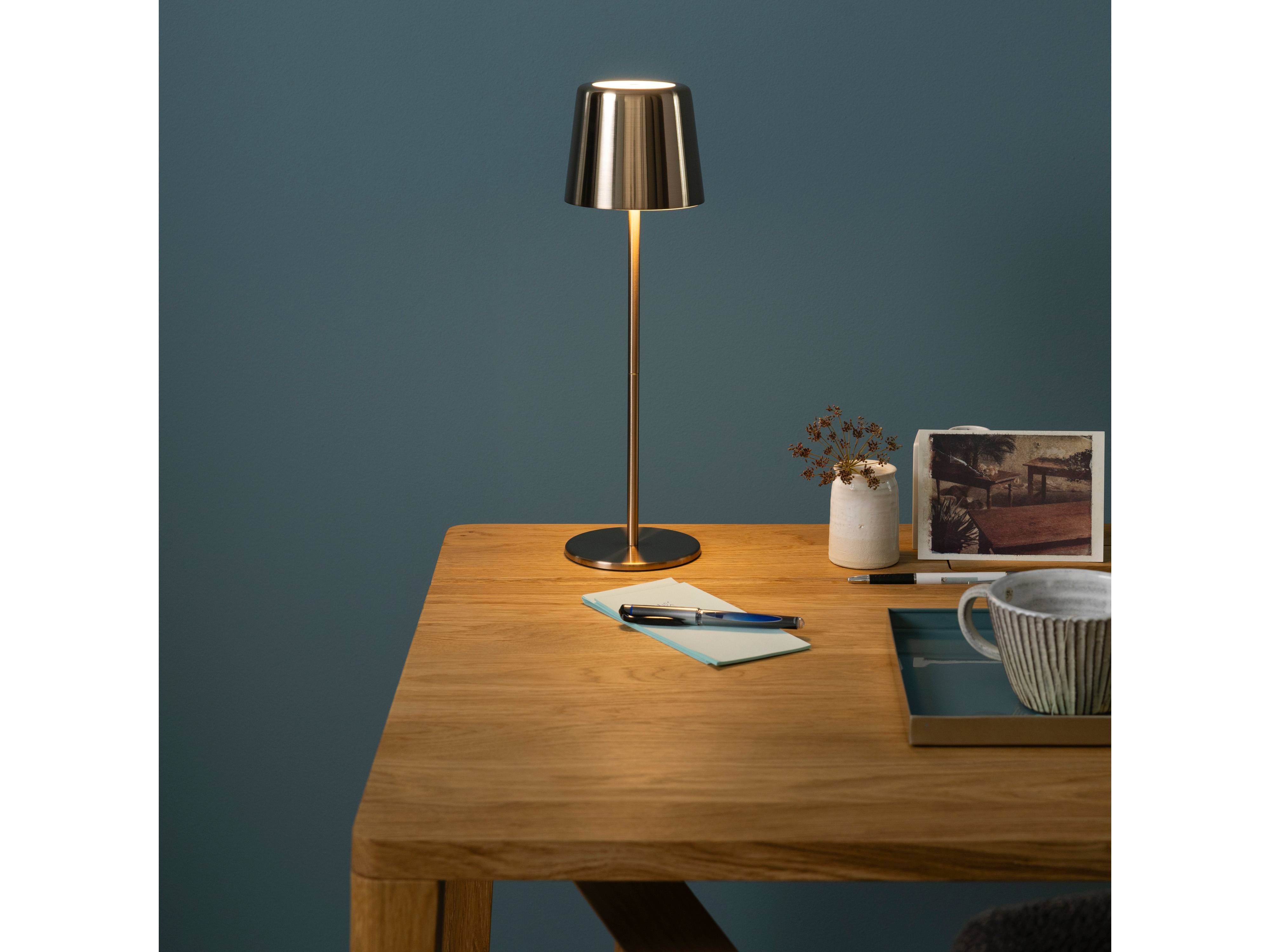 BRILLIANT LED-Akku-Tischleuchte Xaana, 4W, 300lm, CCT, messing-gebürstet