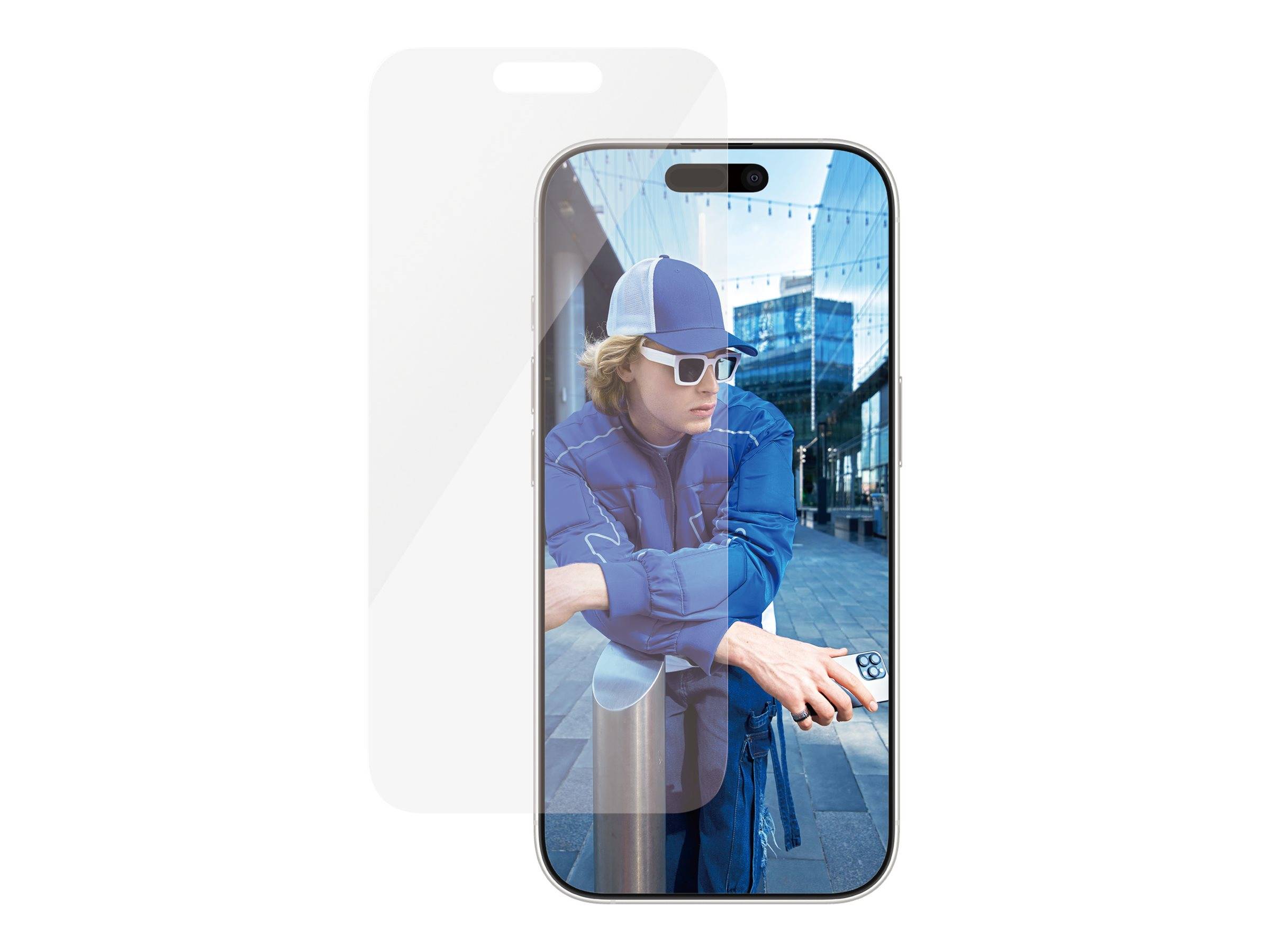 Eine Person mit Sonnenbrille und blauer Kleidung, die ein Smartphone hält, vor dem Hintergrund eines reflektierenden Gebäudes.