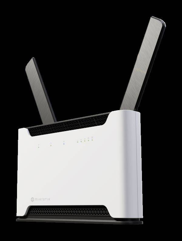 Weißer Wi-Fi-Router mit zwei aufrechten Antennen auf schwarzem Hintergrund, gezeigt in einem produktstilisierten Bild.