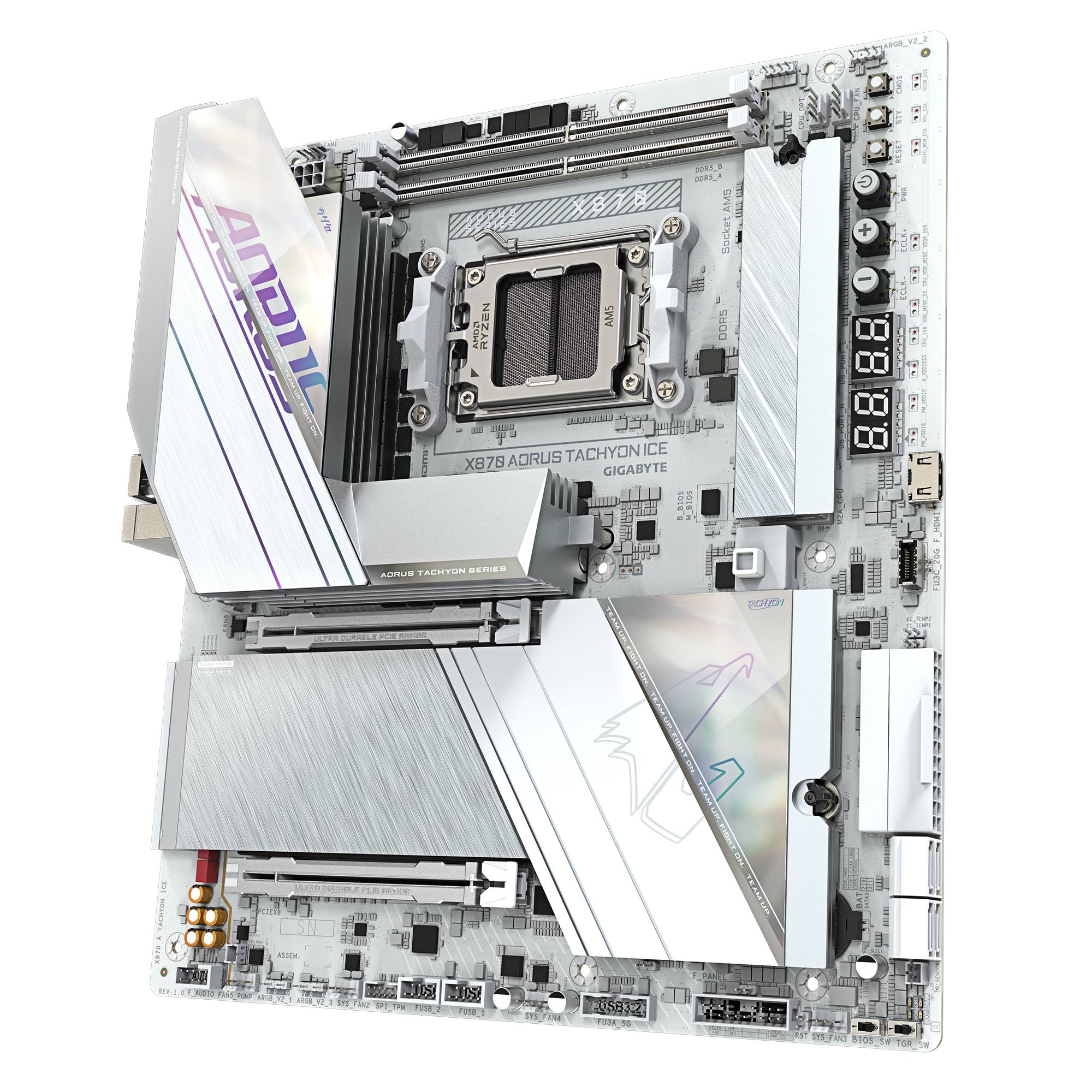 Nahaufnahme eines weißen Gigabyte AORUS Tachyon Ice Motherboards, das die CPU-Buchse, Kühlkörper, RAM-Steckplätze und die digitale Debug-Anzeige zeigt.
