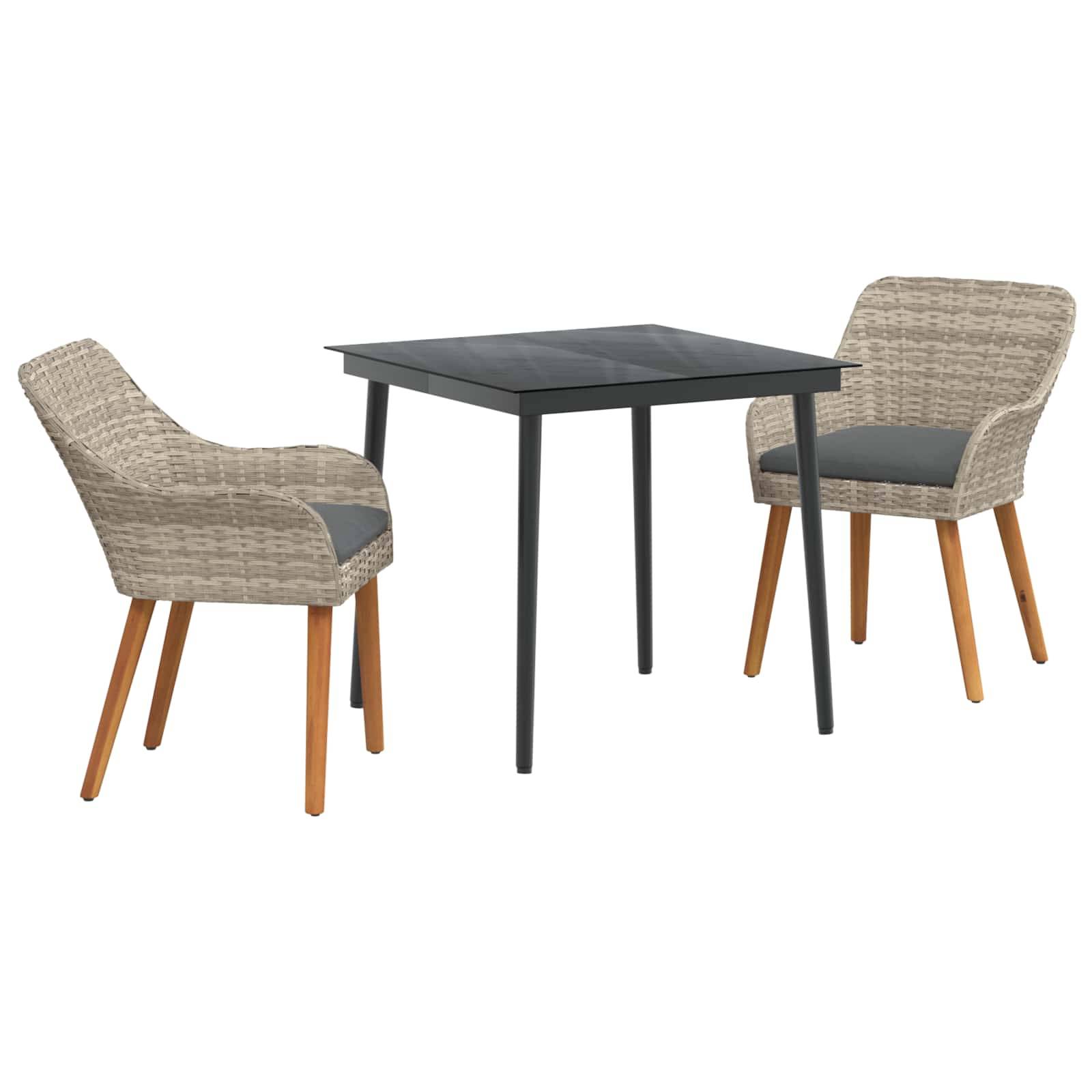 Ein modernes Outdoor-Essset mit zwei Rattanstühlen, die mit grauen Kissen ausgestattet sind, und einem rechteckigen schwarzen Metalltisch.