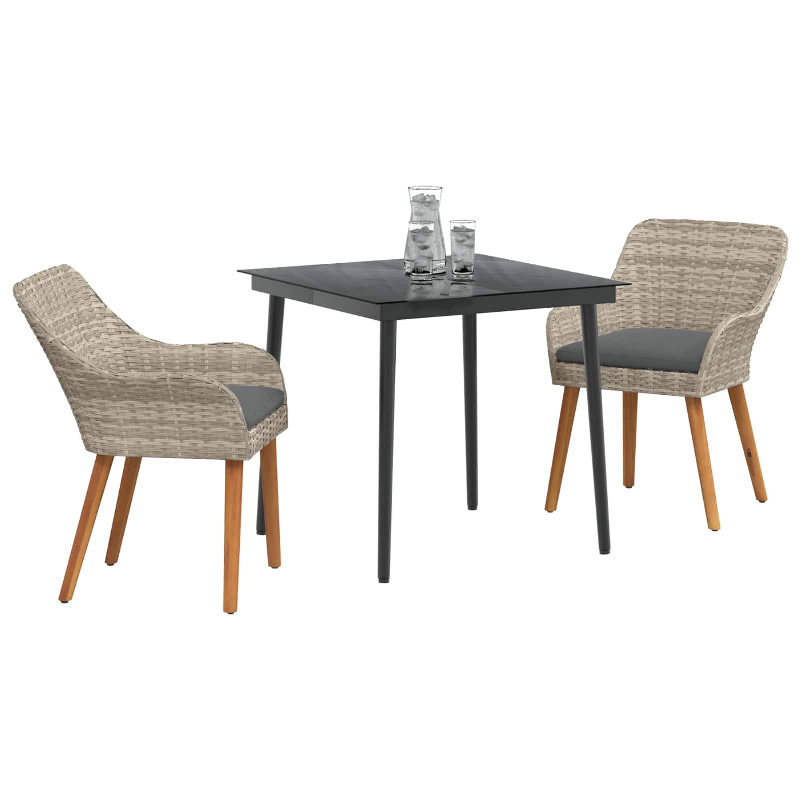 Ein modernes Outdoor-Essset mit einem quadratischen schwarzen Tisch und zwei Rattanstühlen. Jeder Stuhl verfügt über graue Kissen und Holzbeine.