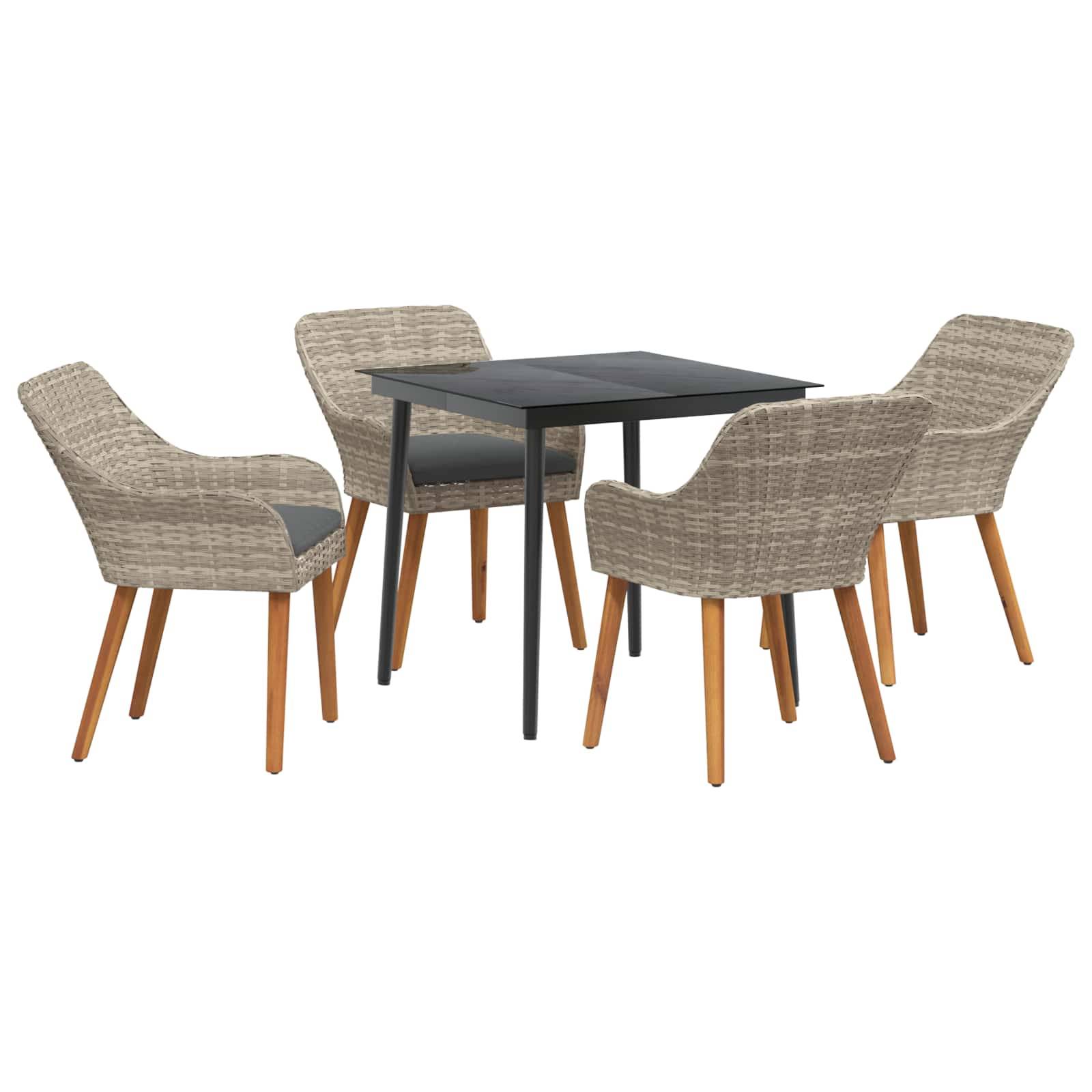 Fünfteiliges Outdoor-Essset mit einem quadratischen schwarzen Tisch und vier Rattanstühlen mit gepolsterten Sitzen auf Holzbeinen, ordentlich arrangiert.