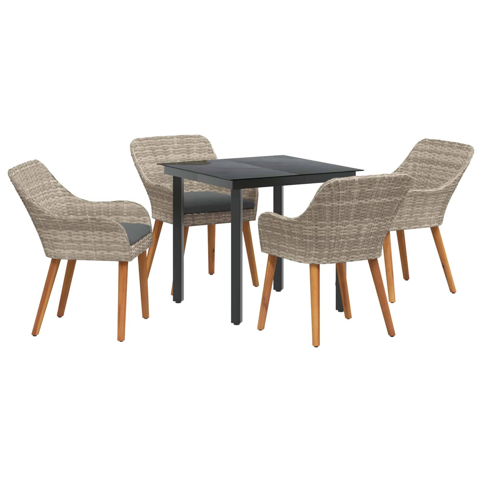 Ein quadratischer schwarzer Tisch, umgeben von vier Korbstühlen mit Holzbeinen, die in einem Halbkreis angeordnet sind, vor einem schlichten weißen Hintergrund.