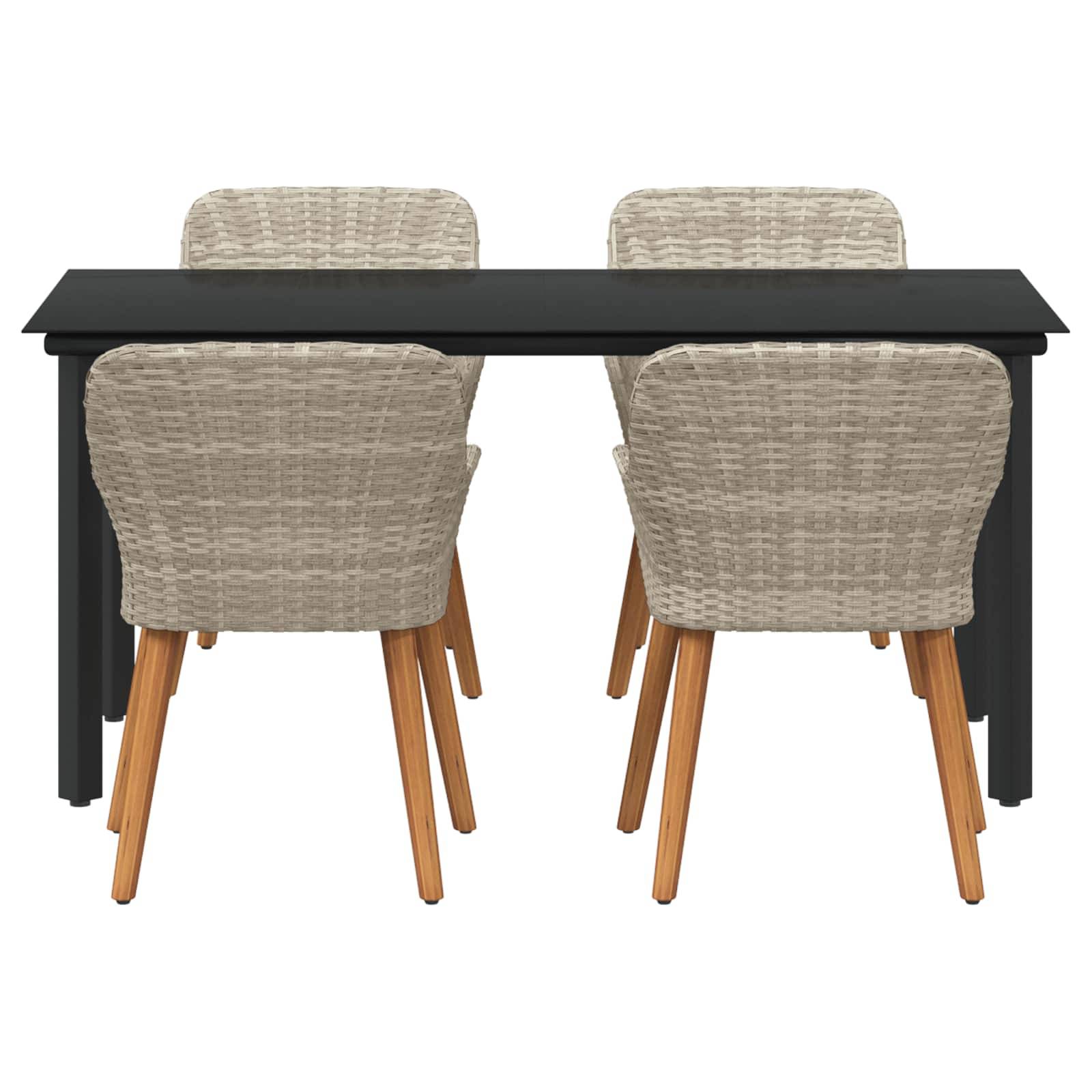 Vier beige Korbstühle mit Holzbeinen sind um einen rechteckigen schwarzen Tisch angeordnet. Die Szene deutet auf eine Essbereicheinrichtung hin.