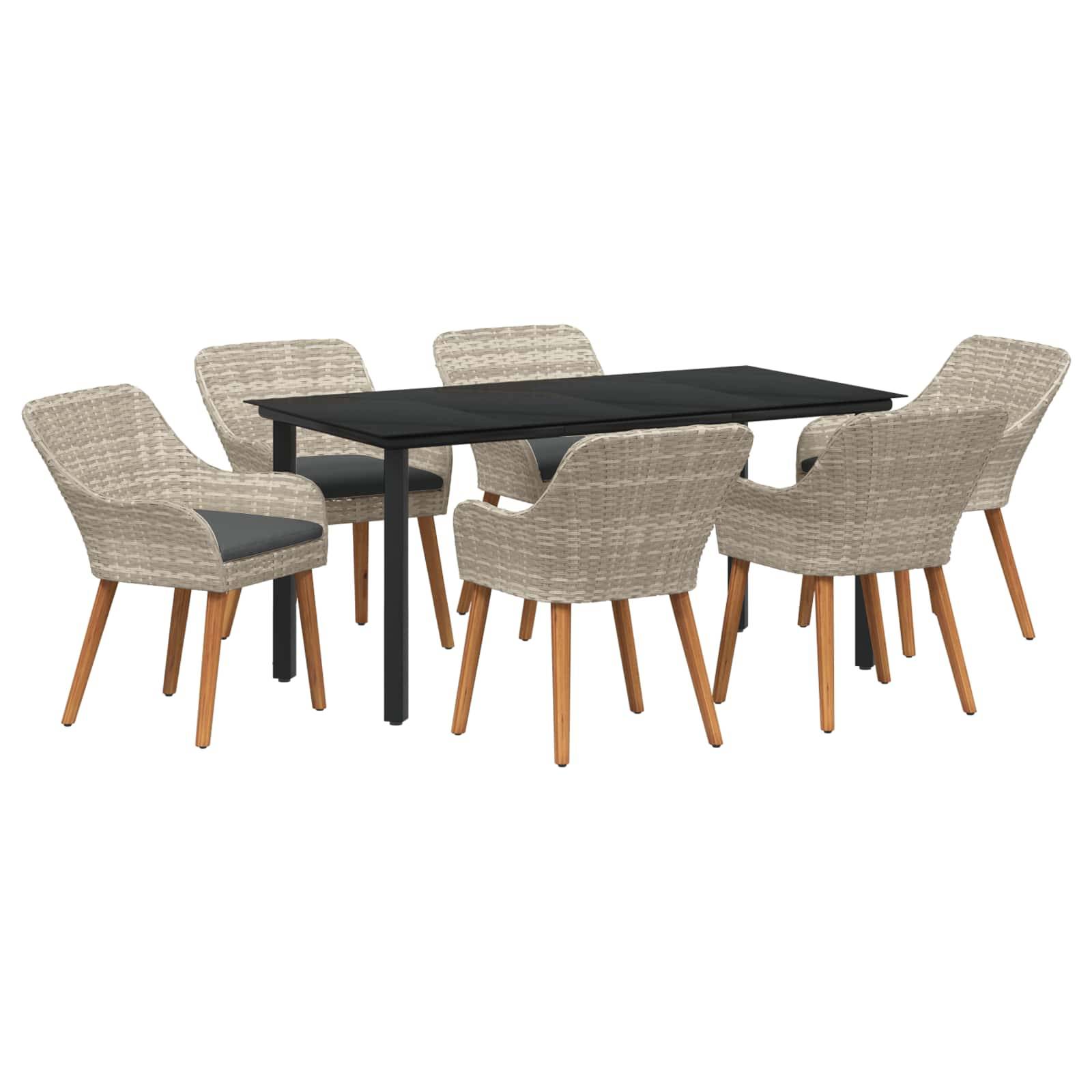 Outdoor-Essgruppe mit einem rechteckigen schwarzen Tisch und sechs beigen Rattanstühlen, die jeweils Holzbeine und dunkle Sitzkissen haben.