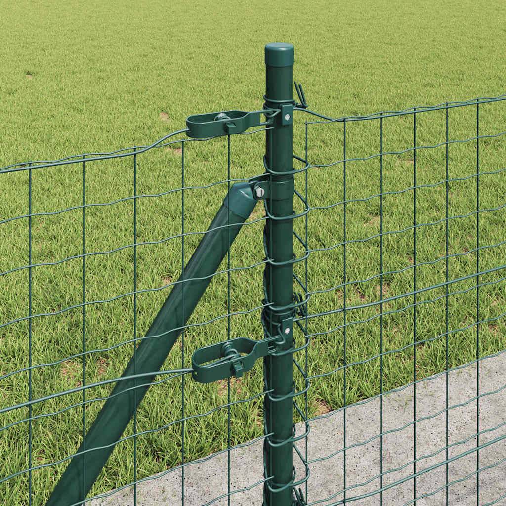 Ein grüner Maschendrahtzaun mit einem vertikalen Pfosten und diagonaler Stütze, der einen Grasbewuchs neben einem Betonweg begrenzt.