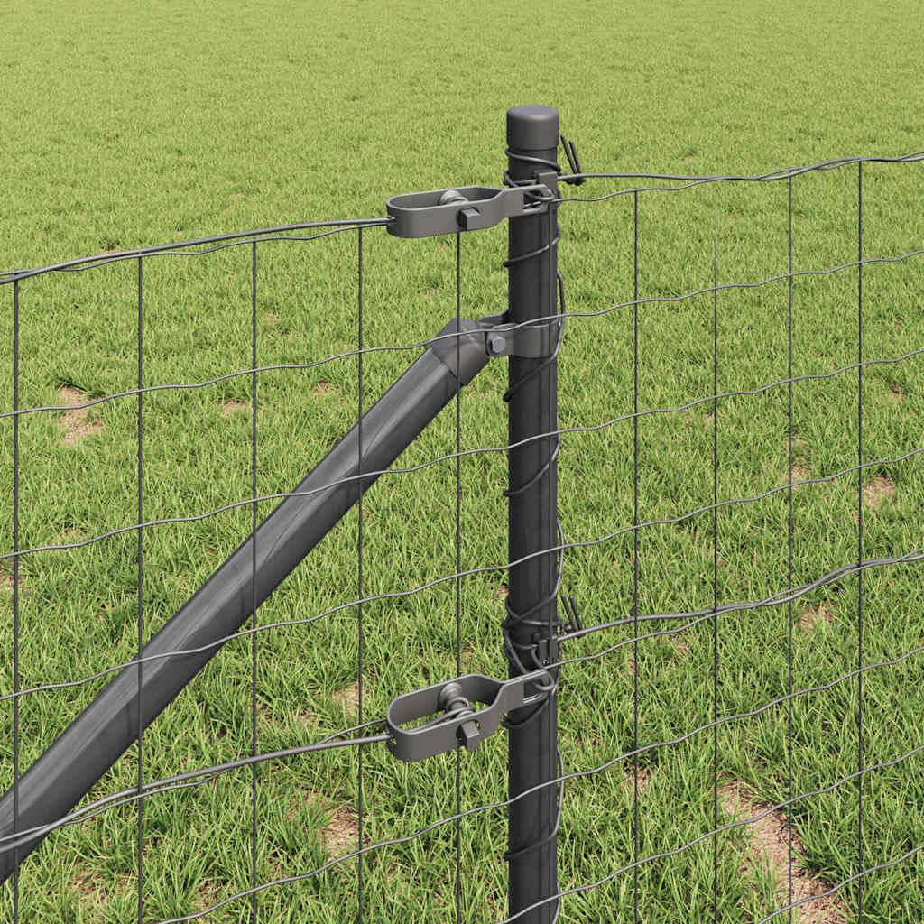 Ecke eines Metalldrahtzauns mit Klammern, in einem grünen Grasfeld platziert.