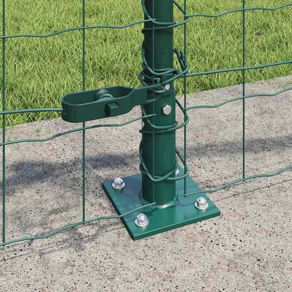 Ein grüner Metallzaunpfosten ist an einer Betonbasis befestigt, mit angebrachtem horizontalem Maschendraht und einer Befestigungshalterung. Gras ist im Hintergrund sichtbar.