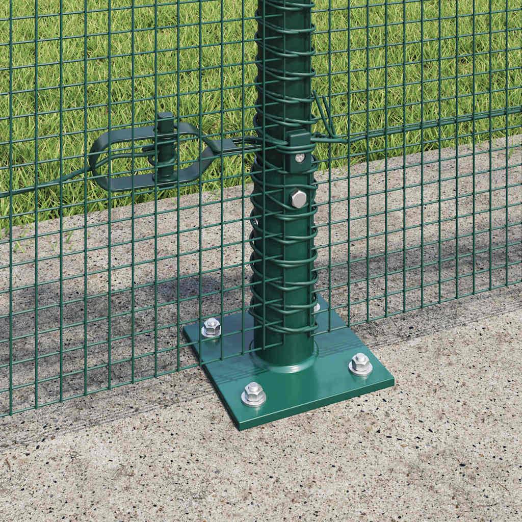 Ein grüner Maschendrahtzaun mit verstärkter Pfosten-Basis wird auf einer Betonoberfläche installiert, angrenzend an einen Grasfläche.