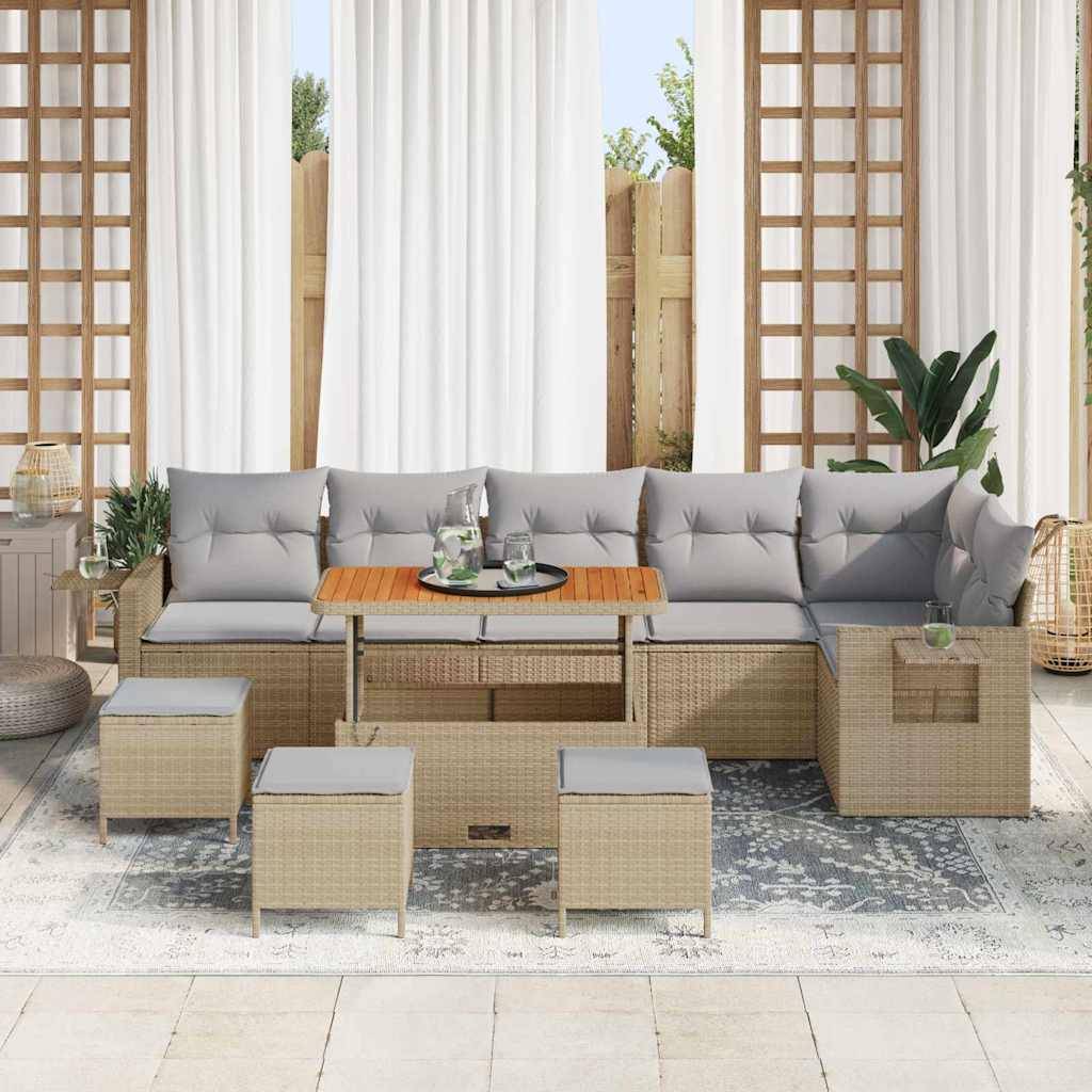 Outdoor-Terrassenmöbel-Set mit grauen Kissen. Beinhaltet eine Eckcouch, zwei Hocker und einen Couchtisch auf einem gemusterten Teppich, umgeben von Holzpaneelen.