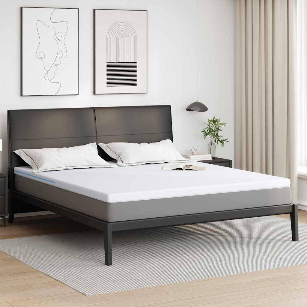 Ein modernes Schlafzimmer verfügt über ein ordentlich gemachtes Bett mit einem grauen Kopfteil, geometrische Kunst an der Wand, eine Pflanze auf dem Nachttisch und beige Vorhänge.