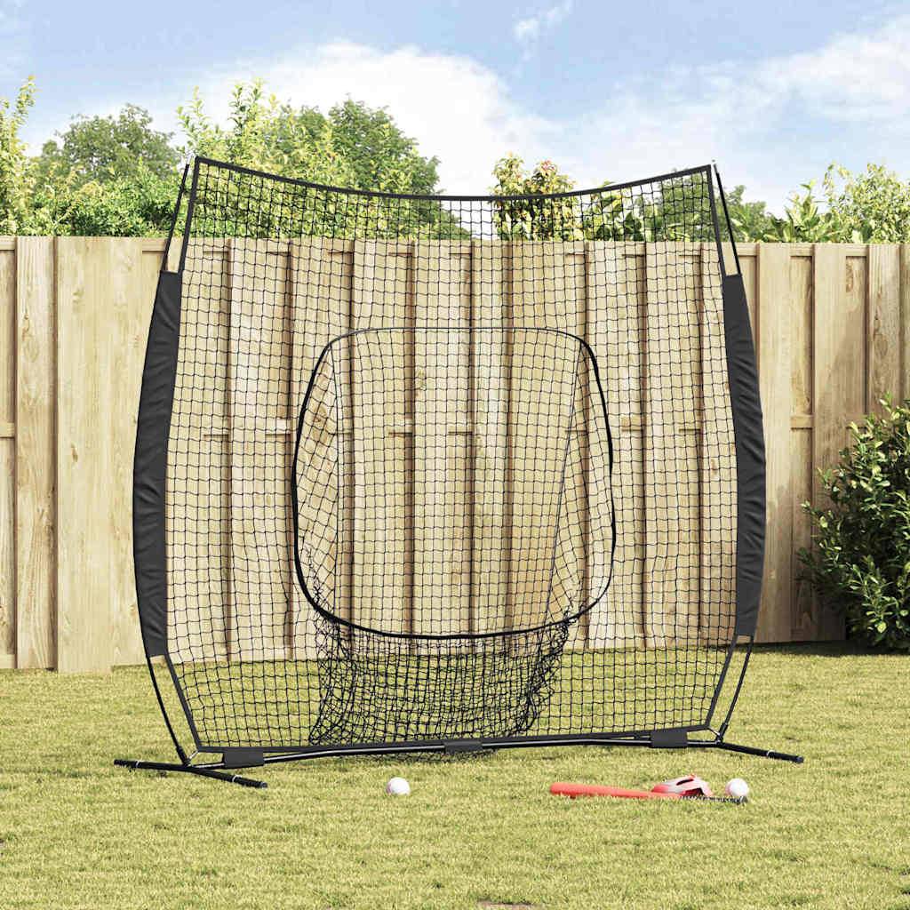 Ein tragbares Sportnetz mit einer zentralen Tasche steht auf Gras vor einem Holzzaun. Zwei Baseballbälle und ein Schläger liegen davor.
