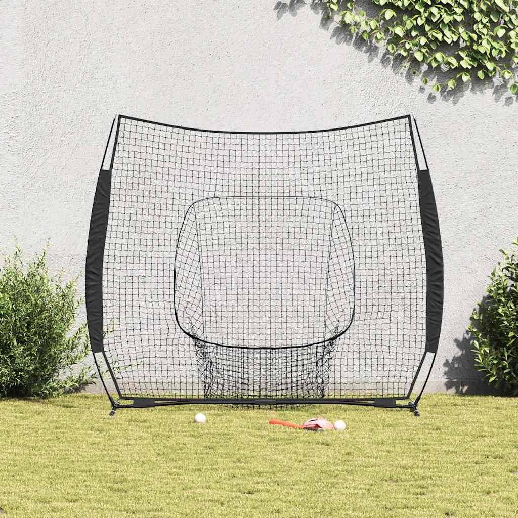 Ein Baseball-Übungsnetz, aufgestellt in einem grasigen Hinterhof, umgeben von Büschen, mit drei Baseballbällen auf dem Boden davor.