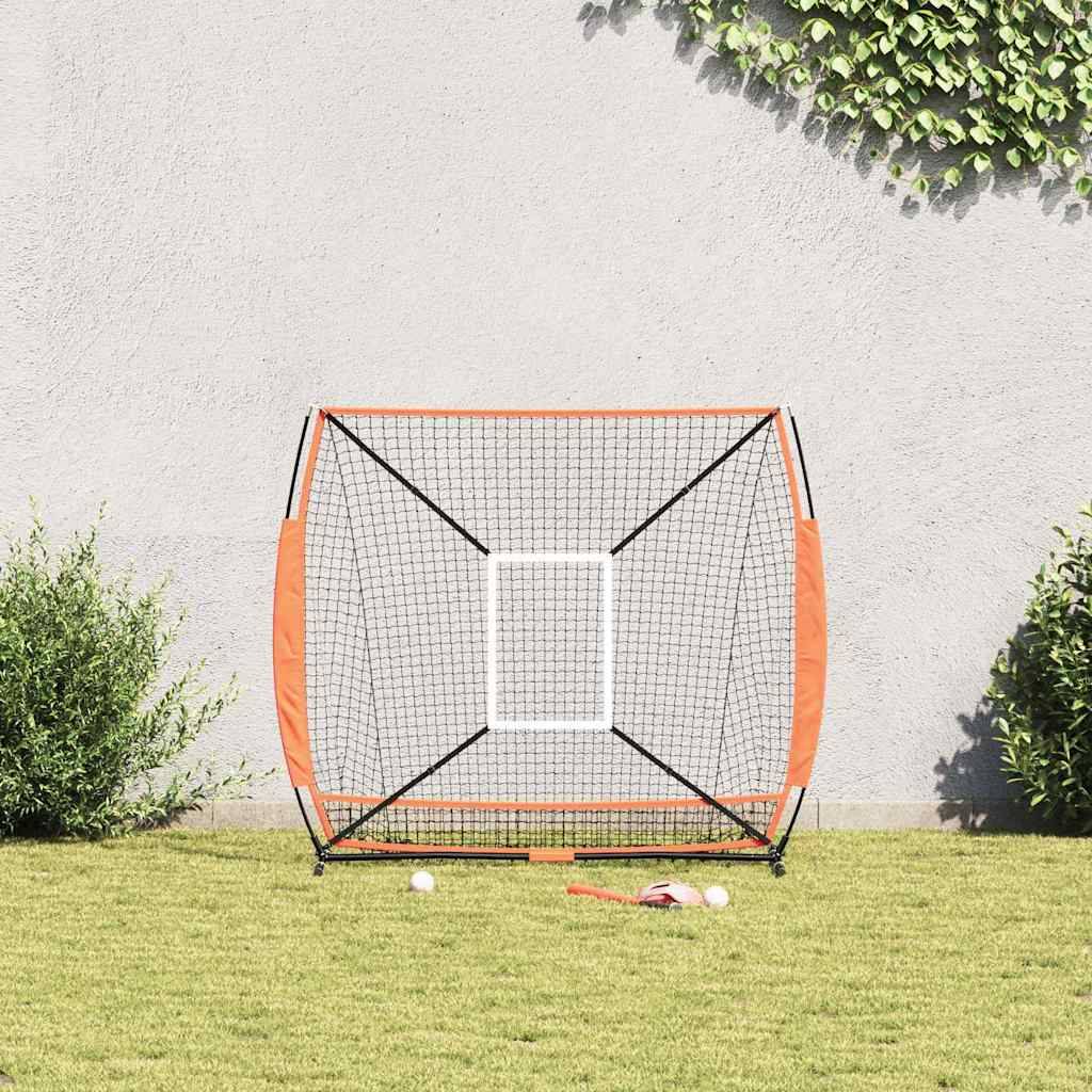 Ein Baseball-Trainingsnetz, das im Freien auf einem grasbewachsenen Rasen aufgebaut ist, umgeben von einer weißen Mauer und grünen Sträuchern, mit Basebällen in der Nähe.