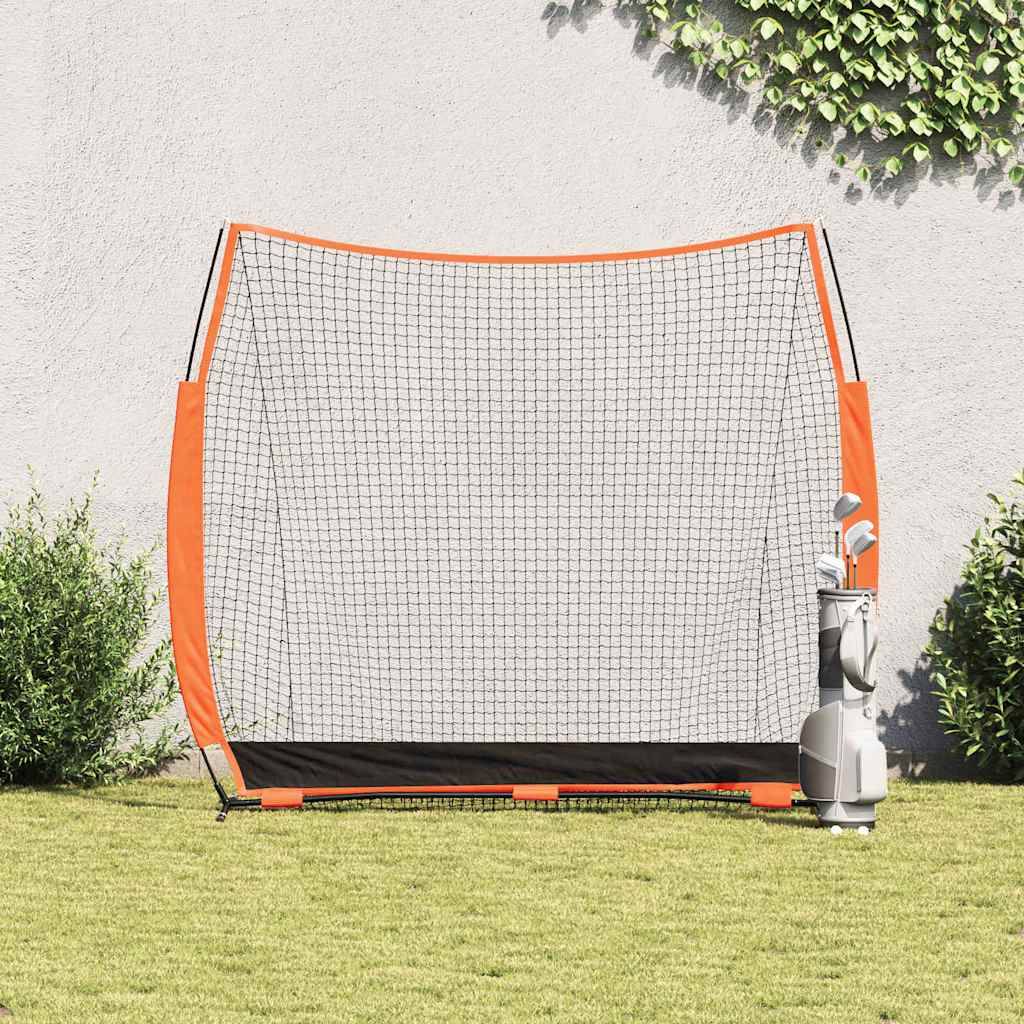 Ein Golfübungsnetz, das in einem Hinterhof mit Gras und Pflanzen aufgestellt ist. Golfschläger sind in der Nähe des Netzes abgelegt.